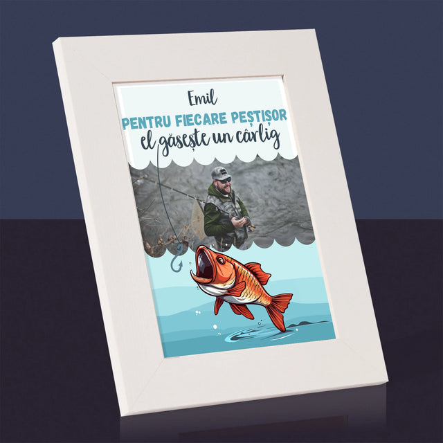 Fotografie Si Semnătură: El Găsește Un Cârlig - Ramă Pentru Fotografii (Horizontală)