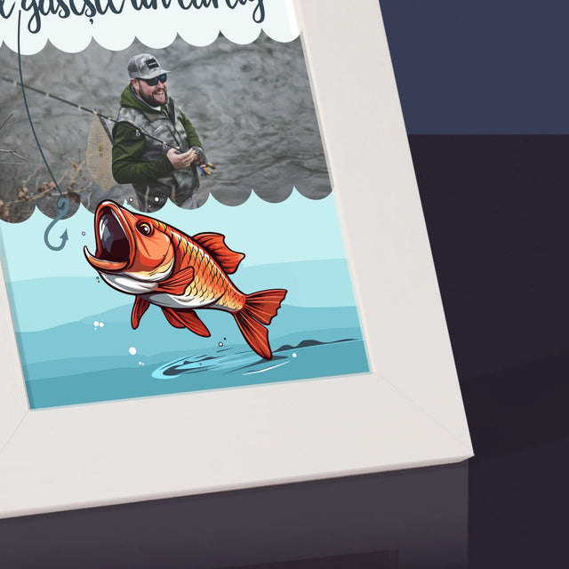 Fotografie Si Semnătură: El Găsește Un Cârlig - Ramă Pentru Fotografii (Horizontală)