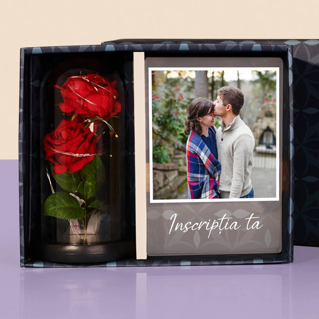 Fotografie Si Semnătură: Fotografia Ta Cu Inscripție - Set Cadou Cu Imprimare Pe Sticlă Și Trandafirul Etern