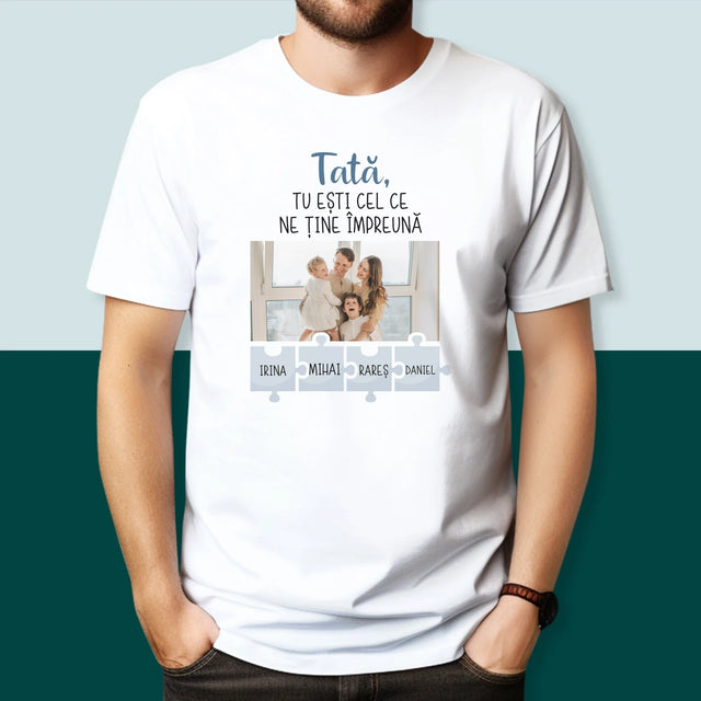 Fotografie Si Semnătură: Tată, Tu Ești Cel Care Ne Ține Împreună - Tricou Pentru Bărbați