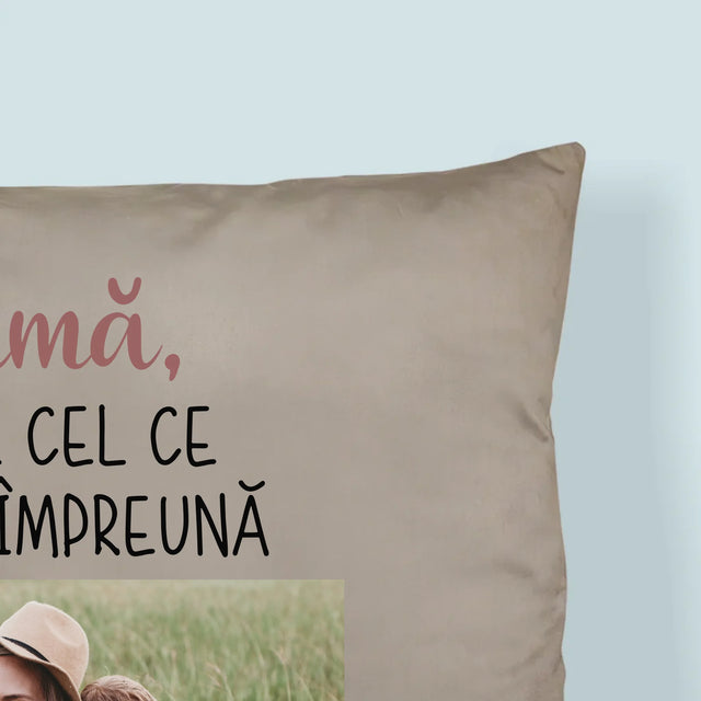 Fotografie Si Semnătură: Mamă, Tu Ești Ceea Care Ne Ține Împreună - Pernă (Cu Fotografie)
