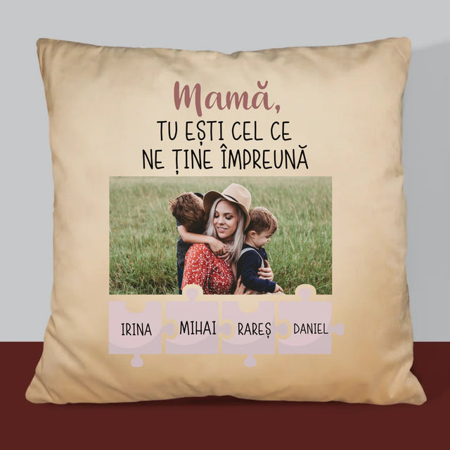 Fotografie Si Semnătură: Mamă, Tu Ești Ceea Care Ne Ține Împreună - Pernă (Cu Fotografie)