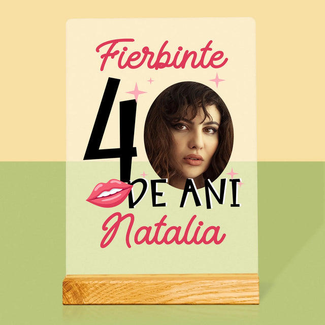 Fotografie Si Semnătură: Fierbinte La 40 De Ani - Imprimare Pe Sticlă Acrilică (Verticală)