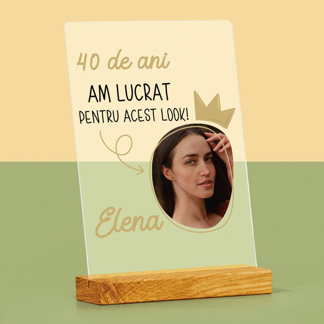 Fotografie Si Semnătură: 40 De Ani Am Lucrat Pentru Acest Look - Imprimare Pe Sticlă Acrilică (Verticală)