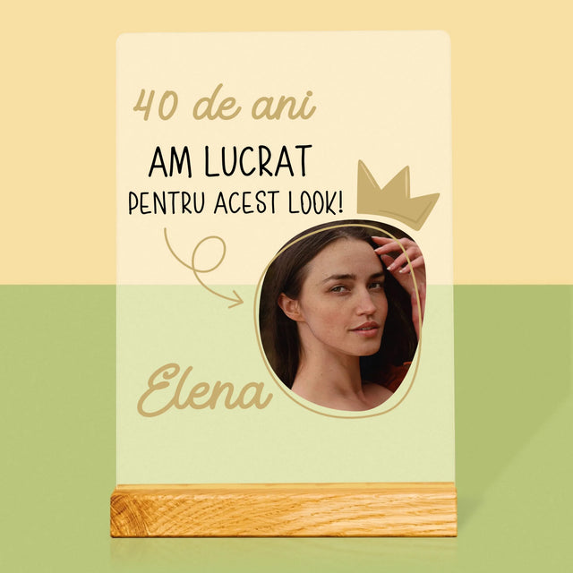 Fotografie Si Semnătură: 40 De Ani Am Lucrat Pentru Acest Look - Imprimare Pe Sticlă Acrilică (Verticală)