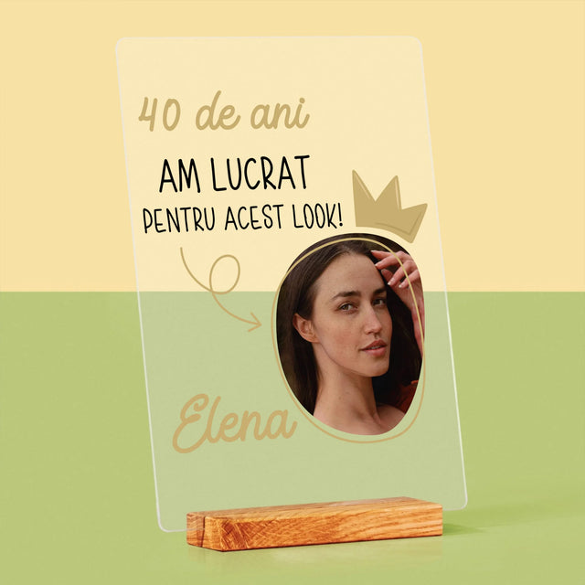 Fotografie Si Semnătură: 40 De Ani Am Lucrat Pentru Acest Look - Imprimare Pe Sticlă Acrilică (Verticală)