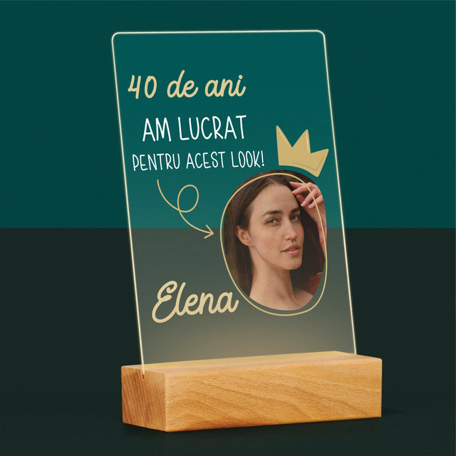 Fotografie Si Semnătură: 40 De Ani Am Lucrat Pentru Acest Look - Imprimare Pe Sticlă Acrilică (Verticală)