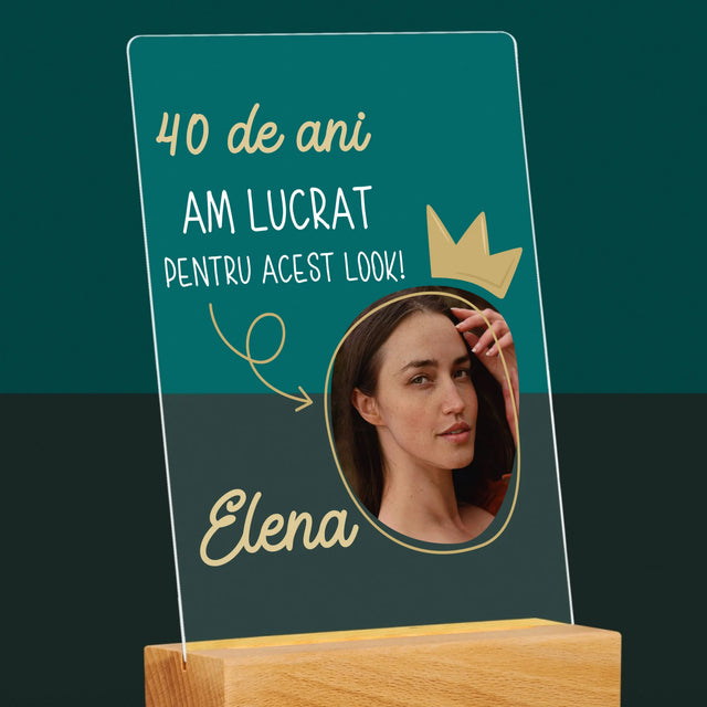 Fotografie Si Semnătură: 40 De Ani Am Lucrat Pentru Acest Look - Imprimare Pe Sticlă Acrilică (Verticală)