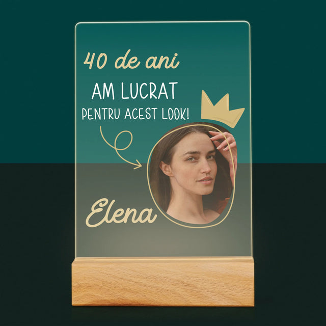 Fotografie Si Semnătură: 40 De Ani Am Lucrat Pentru Acest Look - Imprimare Pe Sticlă Acrilică (Verticală)