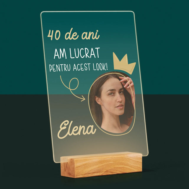 Fotografie Si Semnătură: 40 De Ani Am Lucrat Pentru Acest Look - Imprimare Pe Sticlă Acrilică (Verticală)