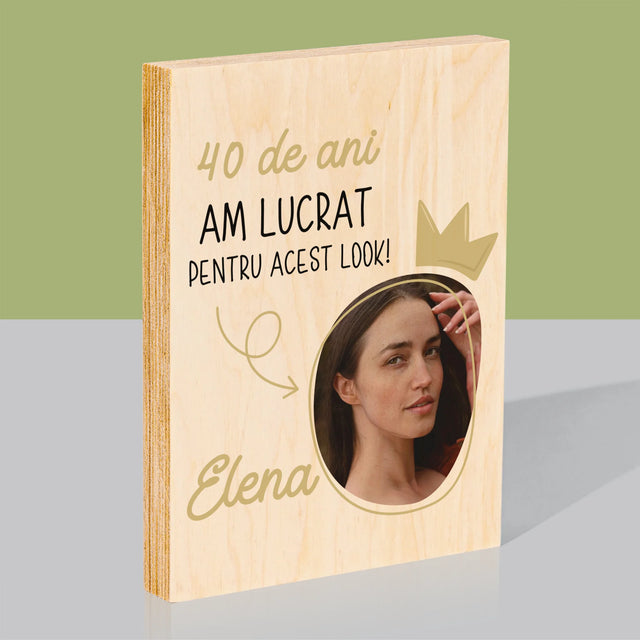 Fotografie Si Semnătură: 40 De Ani Am Lucrat Pentru Acest Look - Imprimare Pe Lemn ( Verticală)