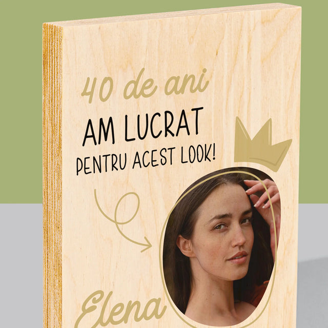 Fotografie Si Semnătură: 40 De Ani Am Lucrat Pentru Acest Look - Imprimare Pe Lemn ( Verticală)