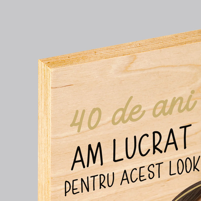 Fotografie Si Semnătură: 40 De Ani Am Lucrat Pentru Acest Look - Imprimare Pe Lemn ( Verticală)