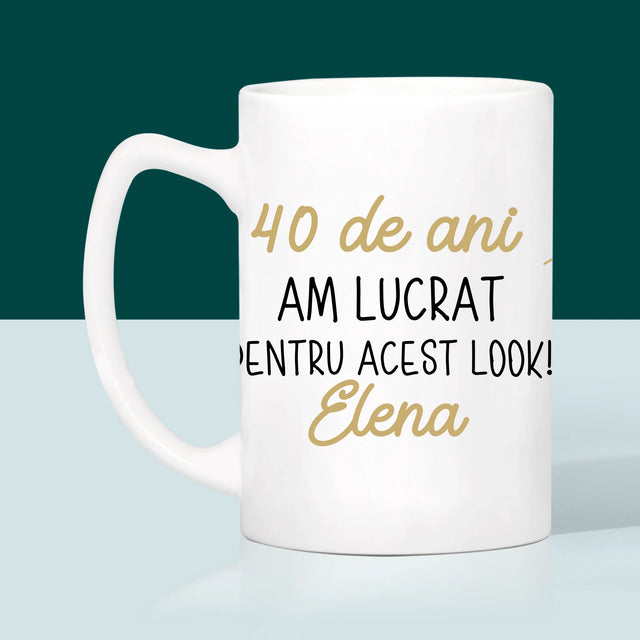 Fotografie Si Semnătură: 40 De Ani Am Lucrat Pentru Acest Look - Cană