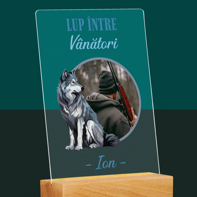 Fotografie Si Semnătură: Lup Între Vânători - Imprimare Pe Sticlă Acrilică (Verticală)
