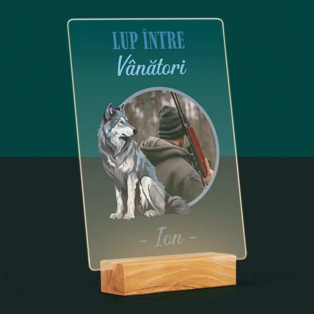 Fotografie Si Semnătură: Lup Între Vânători - Imprimare Pe Sticlă Acrilică (Verticală)