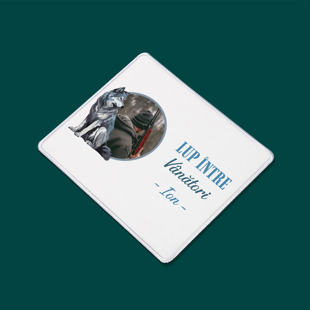 Fotografie Si Semnătură: Lup Între Vânători - Mouse Pad