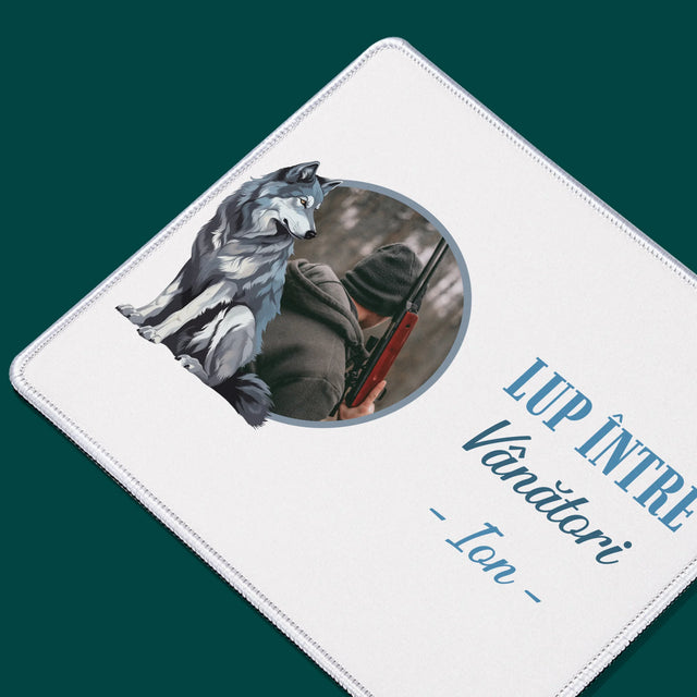 Fotografie Si Semnătură: Lup Între Vânători - Mouse Pad