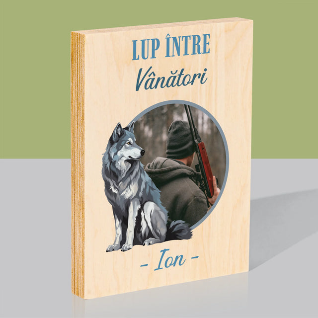 Fotografie Si Semnătură: Lup Între Vânători - Imprimare Pe Lemn ( Verticală)