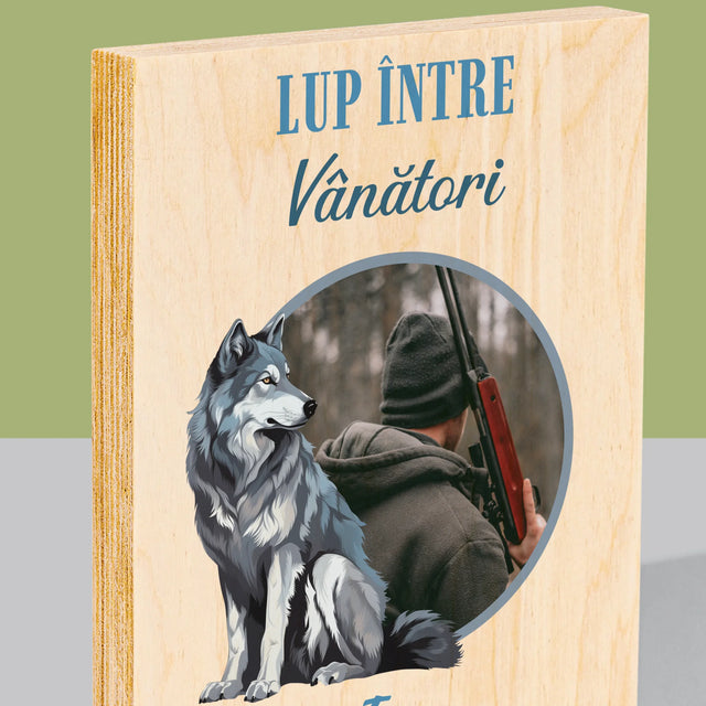 Fotografie Si Semnătură: Lup Între Vânători - Imprimare Pe Lemn ( Verticală)
