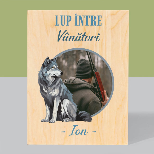 Fotografie Si Semnătură: Lup Între Vânători - Imprimare Pe Lemn ( Verticală)