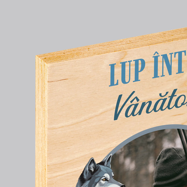 Fotografie Si Semnătură: Lup Între Vânători - Imprimare Pe Lemn ( Verticală)