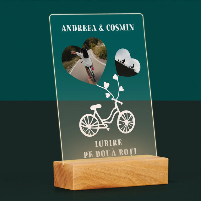 Colaj De Fotografii: Iubire Pe Două Roți - Imprimare Pe Sticlă Acrilică (Verticală)