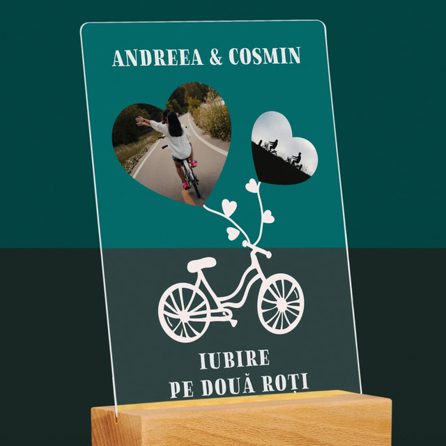 Colaj De Fotografii: Iubire Pe Două Roți - Imprimare Pe Sticlă Acrilică (Verticală)