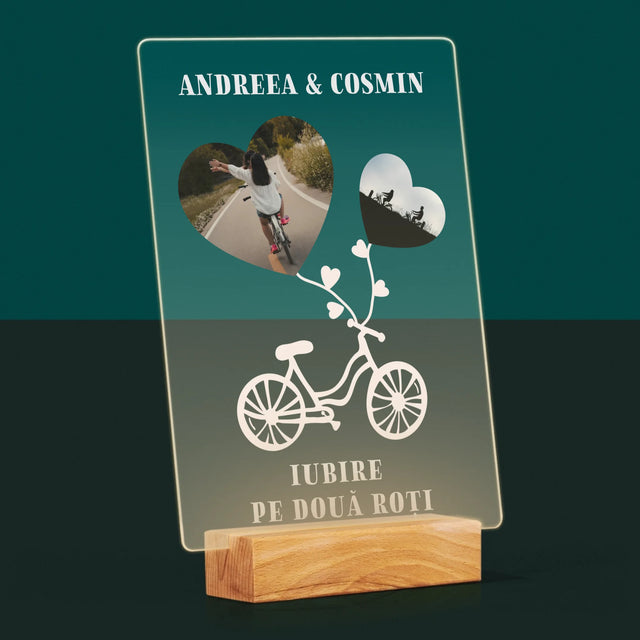 Colaj De Fotografii: Iubire Pe Două Roți - Imprimare Pe Sticlă Acrilică (Verticală)