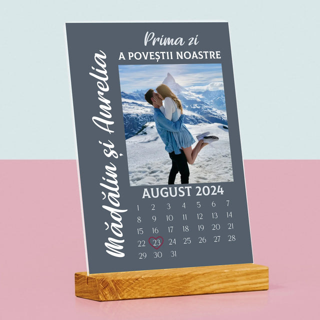 Fotografie Si Semnătură: Prima Zi A Poveștii Noastre - Imprimare Pe Sticlă Acrilică (Verticală)