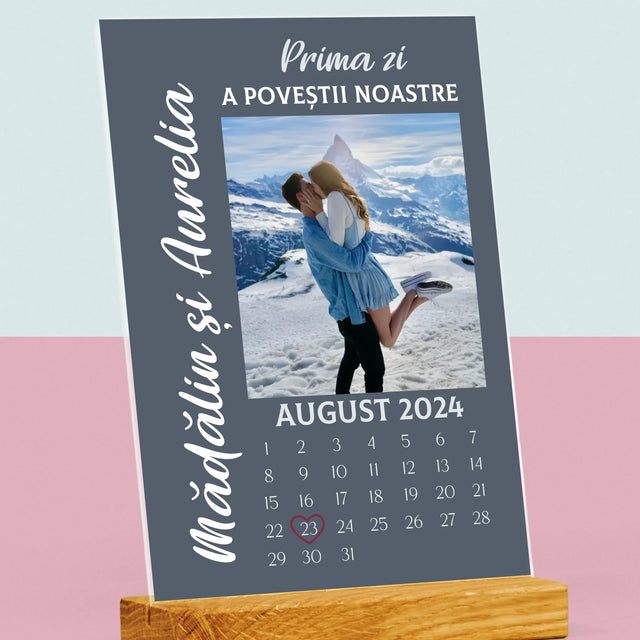 Fotografie Si Semnătură: Prima Zi A Poveștii Noastre - Imprimare Pe Sticlă Acrilică (Verticală)