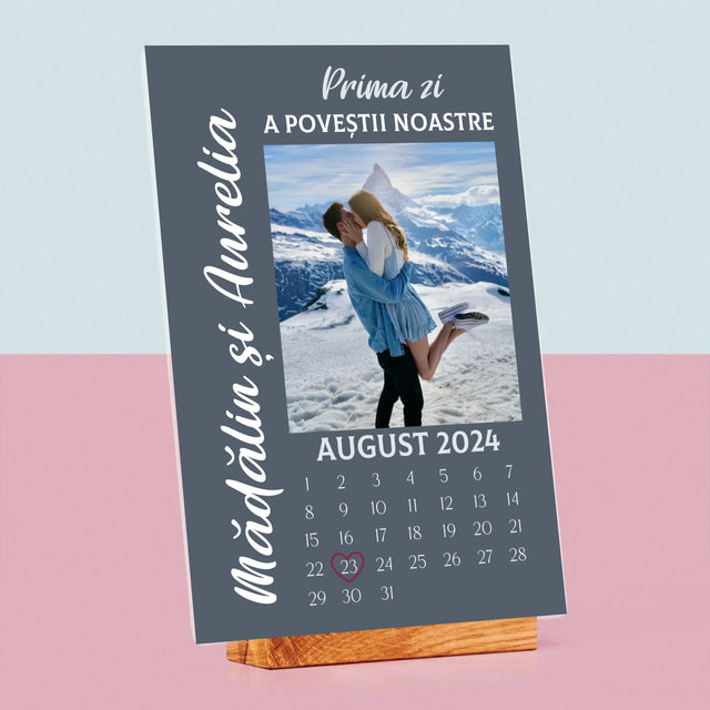 Fotografie Si Semnătură: Prima Zi A Poveștii Noastre - Imprimare Pe Sticlă Acrilică (Verticală)