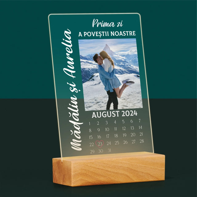 Fotografie Si Semnătură: Prima Zi A Poveștii Noastre - Imprimare Pe Sticlă Acrilică (Verticală)