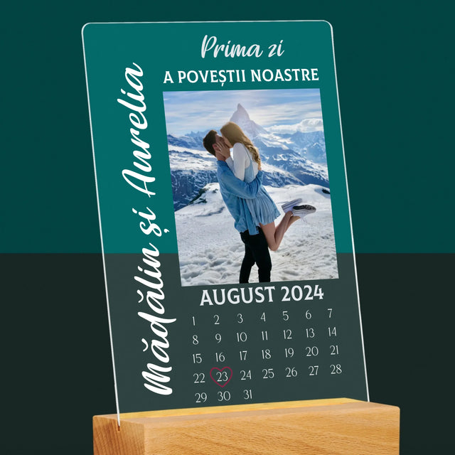 Fotografie Si Semnătură: Prima Zi A Poveștii Noastre - Imprimare Pe Sticlă Acrilică (Verticală)