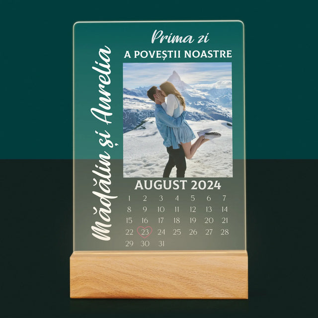 Fotografie Si Semnătură: Prima Zi A Poveștii Noastre - Imprimare Pe Sticlă Acrilică (Verticală)