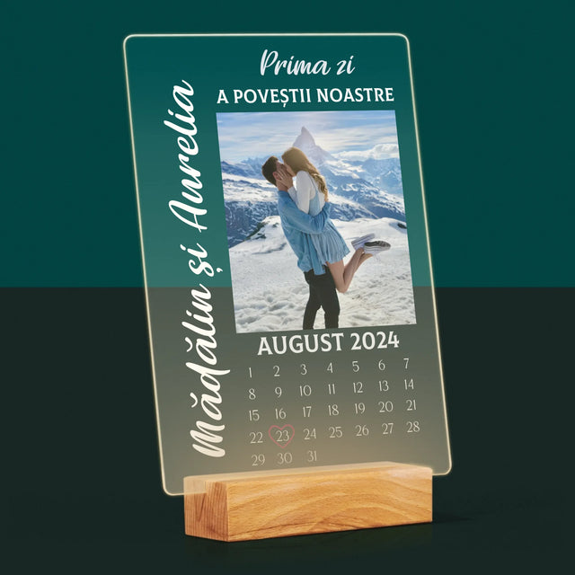 Fotografie Si Semnătură: Prima Zi A Poveștii Noastre - Imprimare Pe Sticlă Acrilică (Verticală)