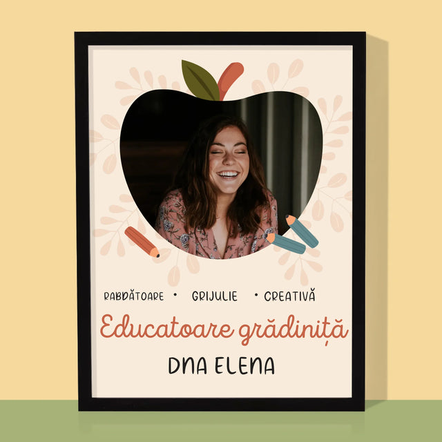 Fotografie Si Semnătură: Educatoare Grădiniță - Imprimare Cu Ramă 30X40 (Verticală)