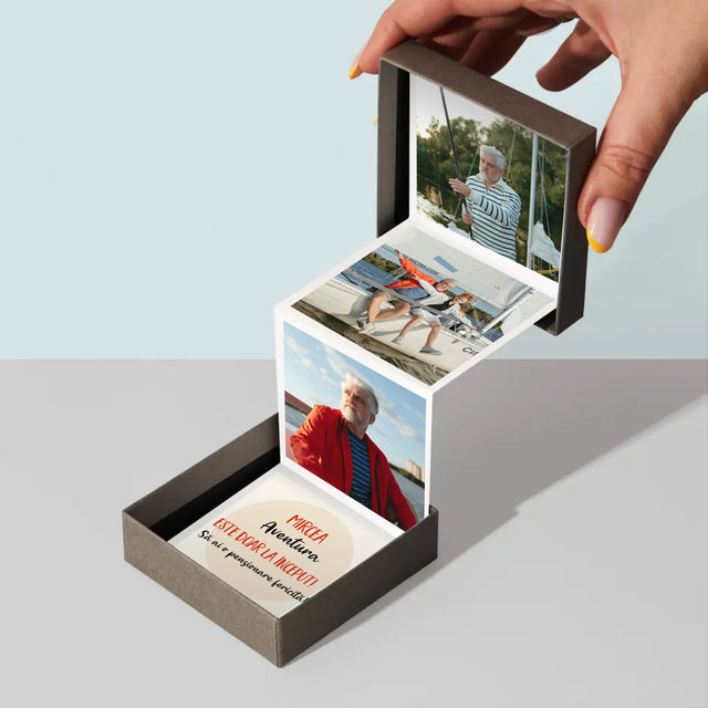 Numele Și Semnătura: Aventura Este Doar La Început - Set De Fotografii Pliante