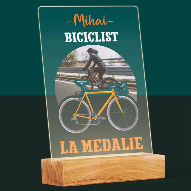 Fotografie Si Semnătură: Biciclist La Medalie - Imprimare Pe Sticlă Acrilică (Verticală)