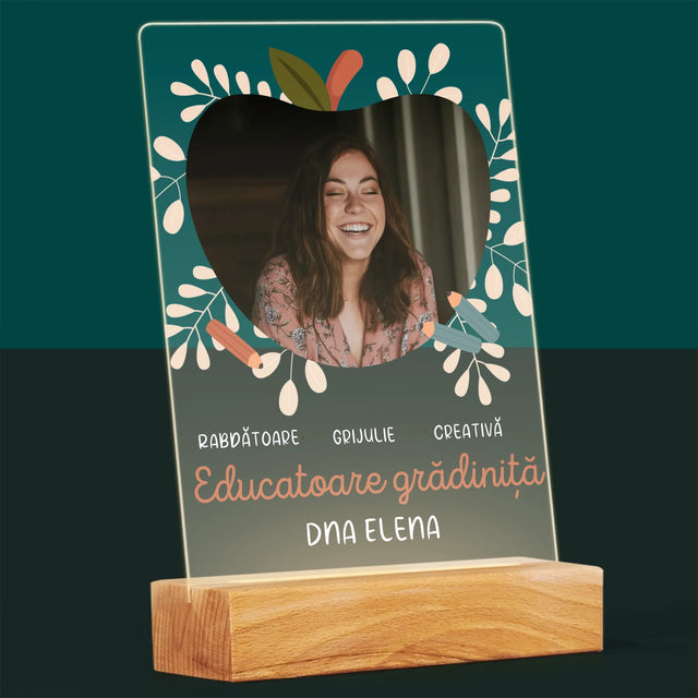 Fotografie Si Semnătură: Educatoare Grădiniță - Imprimare Pe Sticlă Acrilică (Verticală)
