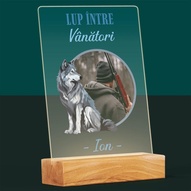 Fotografie Si Semnătură: Lup Între Vânători - Imprimare Pe Sticlă Acrilică (Verticală)