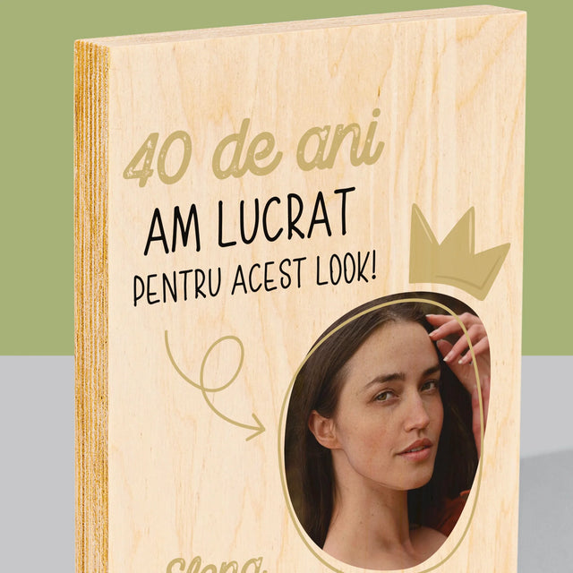 Fotografie Si Semnătură: 40 De Ani Am Lucrat Pentru Acest Look - Imprimare Pe Lemn ( Verticală)