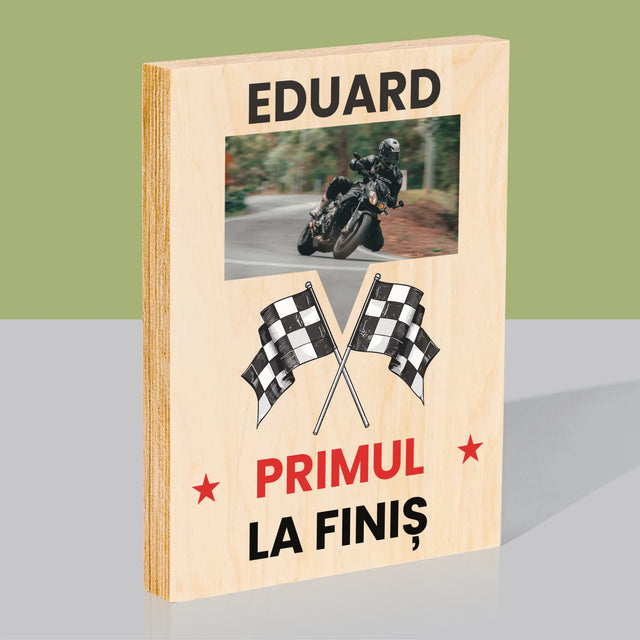 Fotografie Si Semnătură: Primul La Finiș - Imprimare Pe Lemn ( Verticală)