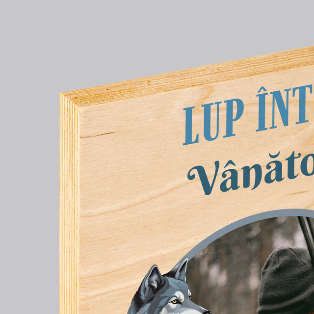 Fotografie Si Semnătură: Lup Între Vânători - Imprimare Pe Lemn ( Verticală)