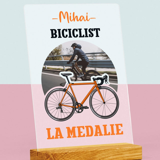 Fotografie Si Semnătură: Biciclist La Medalie - Imprimare Pe Sticlă Acrilică (Verticală)