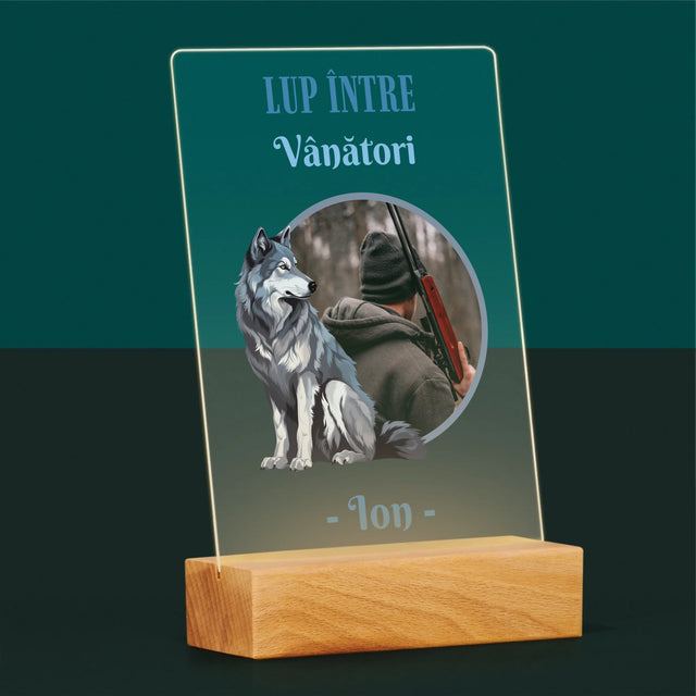 Fotografie Si Semnătură: Lup Între Vânători - Imprimare Pe Sticlă Acrilică (Verticală)