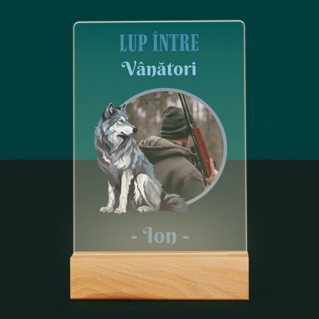 Fotografie Si Semnătură: Lup Între Vânători - Imprimare Pe Sticlă Acrilică (Verticală)