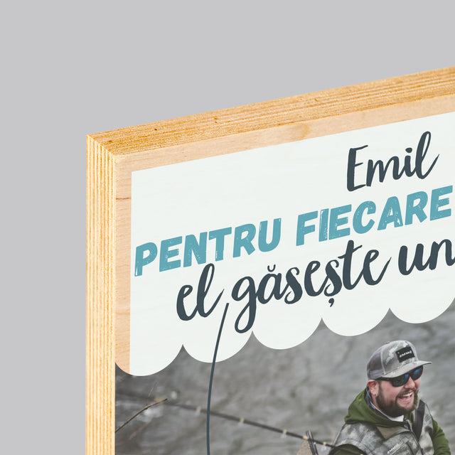 Fotografie Si Semnătură: El Găsește Un Cârlig - Imprimare Pe Lemn ( Verticală)