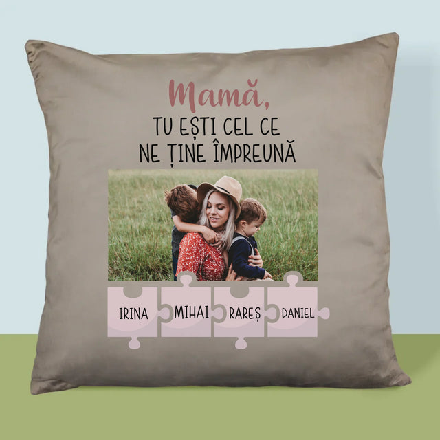 Fotografie Si Semnătură: Mamă, Tu Ești Ceea Care Ne Ține Împreună - Pernă (Cu Fotografie)