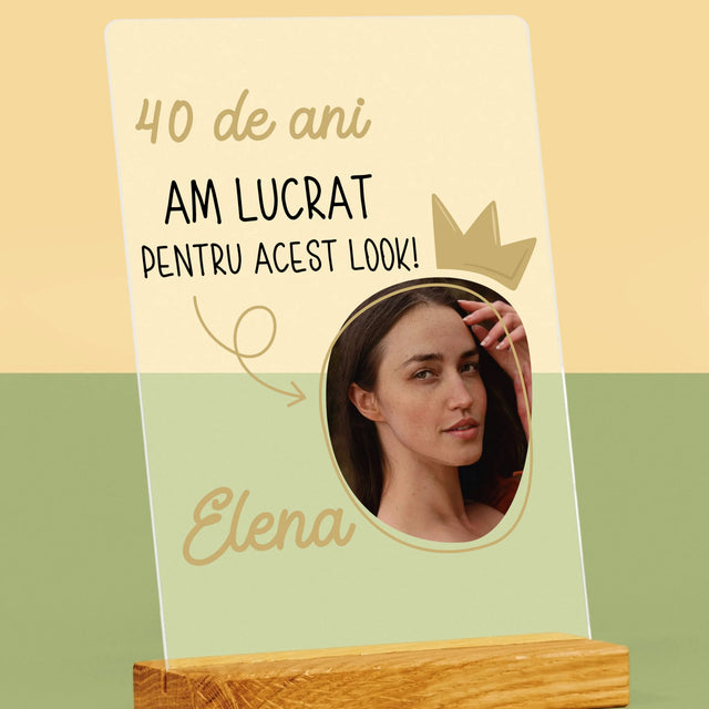 Fotografie Si Semnătură: 40 De Ani Am Lucrat Pentru Acest Look - Imprimare Pe Sticlă Acrilică (Verticală)